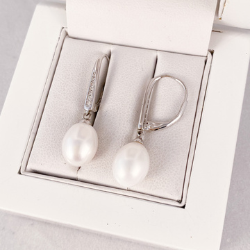 Stříbrné náušnice na klapku s perlou